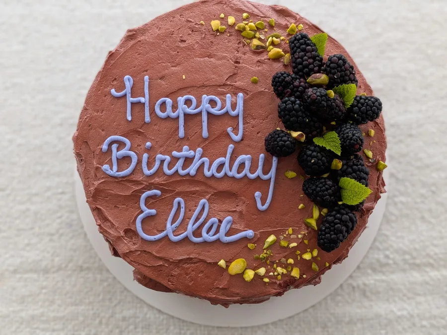 Cream-colored cake decorated with orange frosting